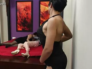 Natsumi Mitsu bu yaşlı şişman porno lezzetli horozu yutmak için can atıyor